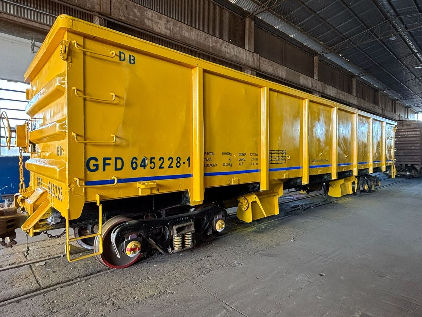 Vagão gôndola amarelo GFD 645228-1 após manutenção na oficina