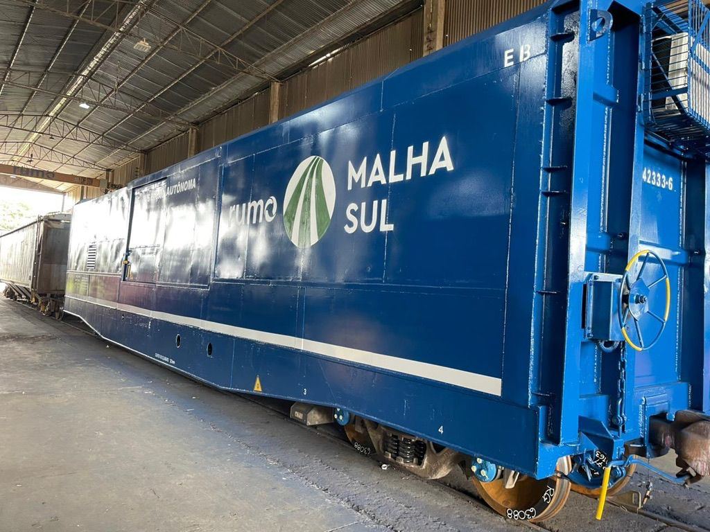 Vagão azul da Rumo Malha Sul recém-reformado dentro do galpão